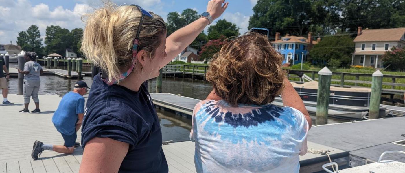 Former Chesapeake Water Watch program coordinator teaches a new volunteer how to use the HydroColor app to collect data.